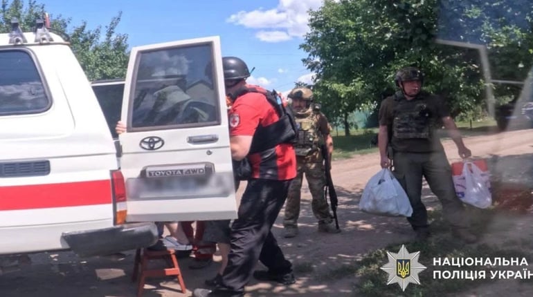 Поліцейські «Білого Янгола» продовжують евакуацію цивільних із Великобурлуцької громади