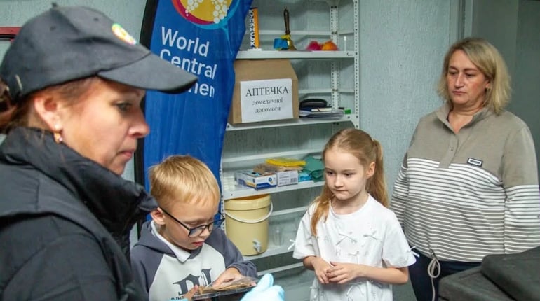Поки діти надолужують знання, їх підтримують гарячими обідами