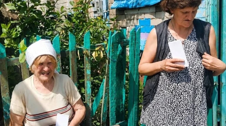 Мешканців Великобурлуцької громади забезпечують павербанками для зігріваючих жилетів