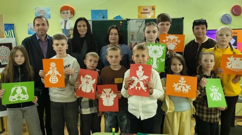 Українські візерунки: у Глухові діти опановували мистецтво витинання