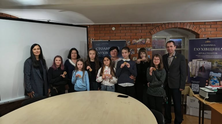 Від кореня сосни — до оберега: у Глухові дітей навчали давнього мистецтва плетіння