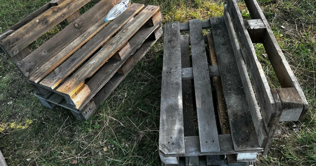 Спільними зусиллями: у Старокостянтинові збирають піддони для облаштування прибережної зони