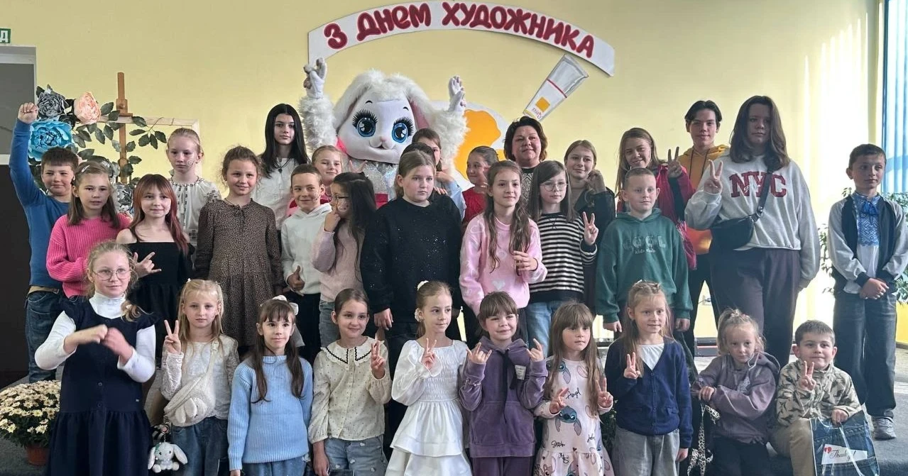 У Старокостянтинові першокласників посвятили в юні художники: свято кольорів і перші творчі кроки