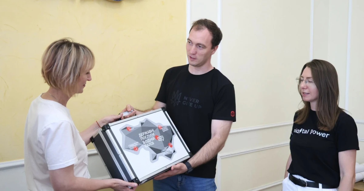 Старокостянтинівська громада отримала мобільну валізу для виїзного надання адміністративних послуг