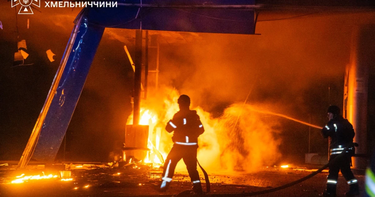 Хмельниччина оговтується від масованої атаки: рятувальники досі гасять пожежу