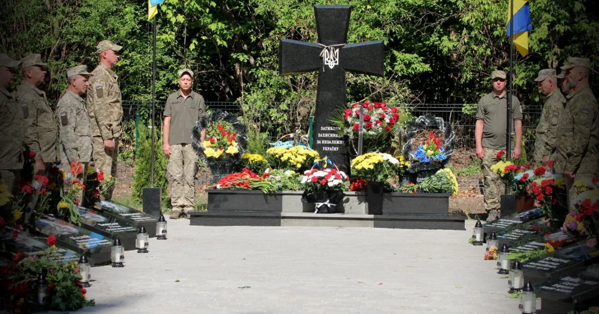 У Старокостянтинівській громаді відкрили меморіал загиблим воїнам 7-ї бригади тактичної авіації