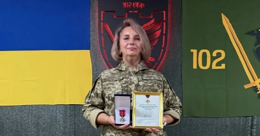 Головнокомандувач ЗСУ нагородив «Золотим Хрестом» захисницю зі Старокостянтинова Олену Петришину