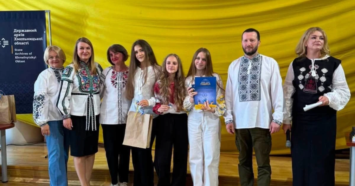Учні Старокостянтинівського НВК — серед волонтерів, чиї історії увійшли до книги «Україна — це ми!»