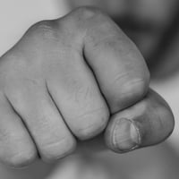 У Старокостянтинові судитимуть чоловіка за систематичне знущання з дружини та 11-річного сина