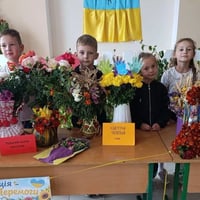 Квіти Перемоги: у Старокостянтинівській громаді вшанували Героїв