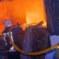 ДСНС показала наслідки нічної атаки дронів на Хмельниччині: горіло цивільне підприємство