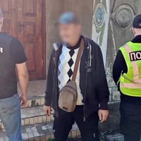 У Старокостянтинові взяли під варту 49-річного чоловіка, якого підозрюють у збуті метадону
