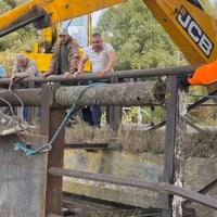 На Старокостянтинівщині ремонтують греблю на Случі: громада отримала допомогу від агропідприємства
