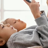 Дитина постійно просить телефон? Скільки часу перед екраном можна дозволяти малюкам