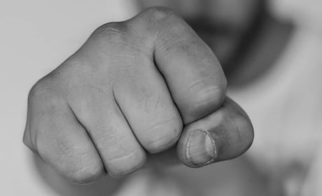У Старокостянтинові судитимуть чоловіка за систематичне знущання з дружини та 11-річного сина