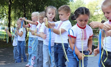Синьо-жовта єдність: у Старокостянтинові провели патріотичну акцію до Дня Державного Прапора