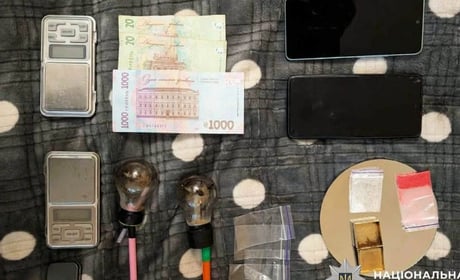 Продаж PVP та ігнорування рішення суду:у Старокостянтинові затримали сімейний підряд наркоторговців