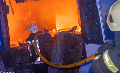 ДСНС показала наслідки нічної атаки дронів на Хмельниччині: горіло цивільне підприємство