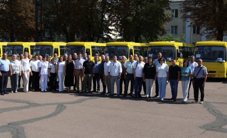 Напередодні 1 вересня громади Хмельниччини отримали ще 9 нових шкільних автобусів