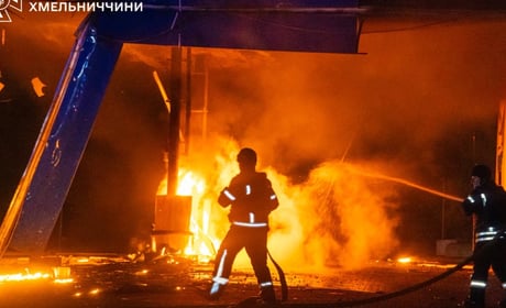 Хмельниччина оговтується від масованої атаки: рятувальники досі гасять пожежу