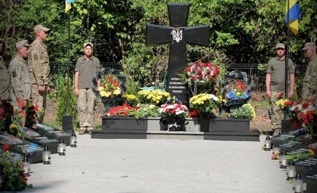 У Старокостянтинівській громаді відкрили меморіал загиблим воїнам 7-ї бригади тактичної авіації