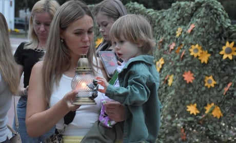 Імена на грудях, свічки в руках: Старокостянтинів вшанував полеглих Захисників