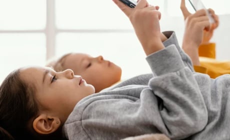 Дитина постійно просить телефон? Скільки часу перед екраном можна дозволяти малюкам