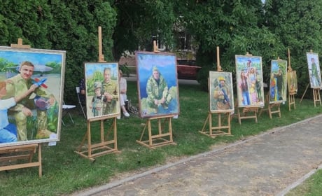 У Старокостянтинові до Дня Незалежності показали понад 60 картин Героїв—попереду масштабна виставка