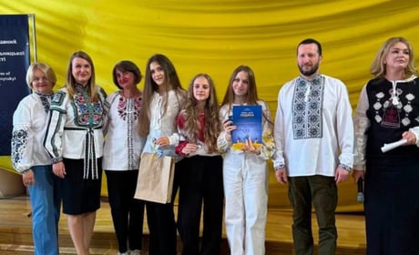 Учні Старокостянтинівського НВК — серед волонтерів, чиї історії увійшли до книги «Україна — це ми!»