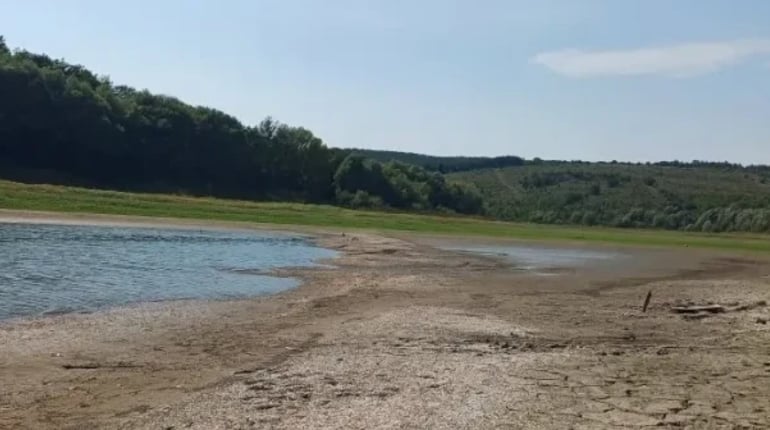 Річка на Хмельниччині відступила — і з-під води знову з’явилася давно забута дорога