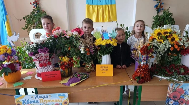 Квіти Перемоги: у Старокостянтинівській громаді вшанували Героїв