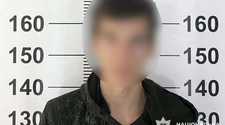Нічний конфлікт у Старокостянтинові: 18-річний хлопець поранив знайому ножем