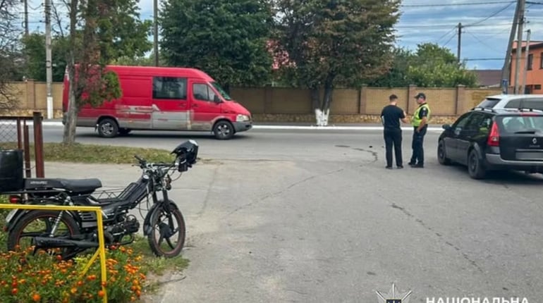 У Старокостянтинові сталася ДТП за участю мотоцикла: водія госпіталізували