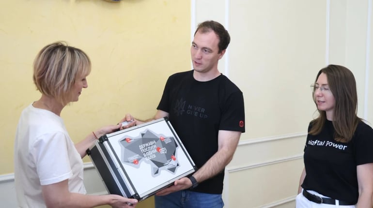 Старокостянтинівська громада отримала мобільну валізу для виїзного надання адміністративних послуг