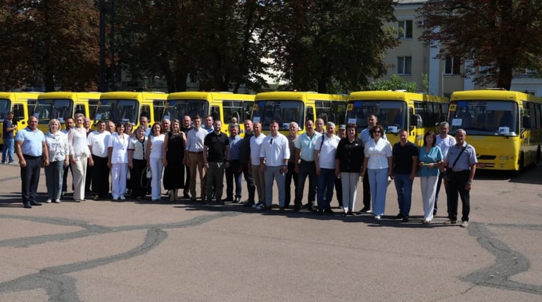 Напередодні 1 вересня громади Хмельниччини отримали ще 9 нових шкільних автобусів