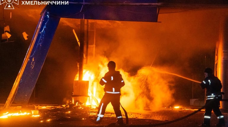 Хмельниччина оговтується від масованої атаки: рятувальники досі гасять пожежу