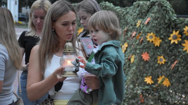 Імена на грудях, свічки в руках: Старокостянтинів вшанував полеглих Захисників