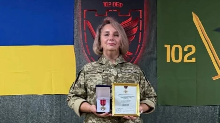Головнокомандувач ЗСУ нагородив «Золотим Хрестом» захисницю зі Старокостянтинова Олену Петришину