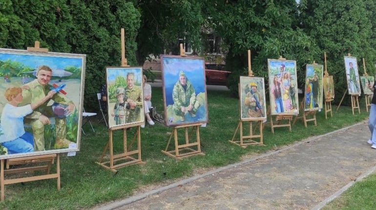 У Старокостянтинові до Дня Незалежності показали понад 60 картин Героїв—попереду масштабна виставка