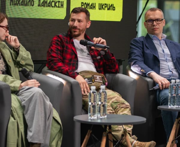 «Хоча моє тіло тут, моя душа досі там, з побратимами»: дискусія про досвід повернення з війни