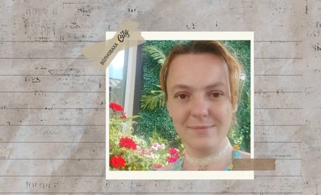 Плете шеврони та береже пам’ять про Маріуполь — історія майстрині, яка створює унікальні прикраси