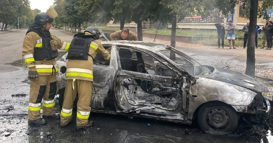 У Слов’янську дрон РФ знищив авто іноземних журналістів. Разом із машиною згоріла техніка