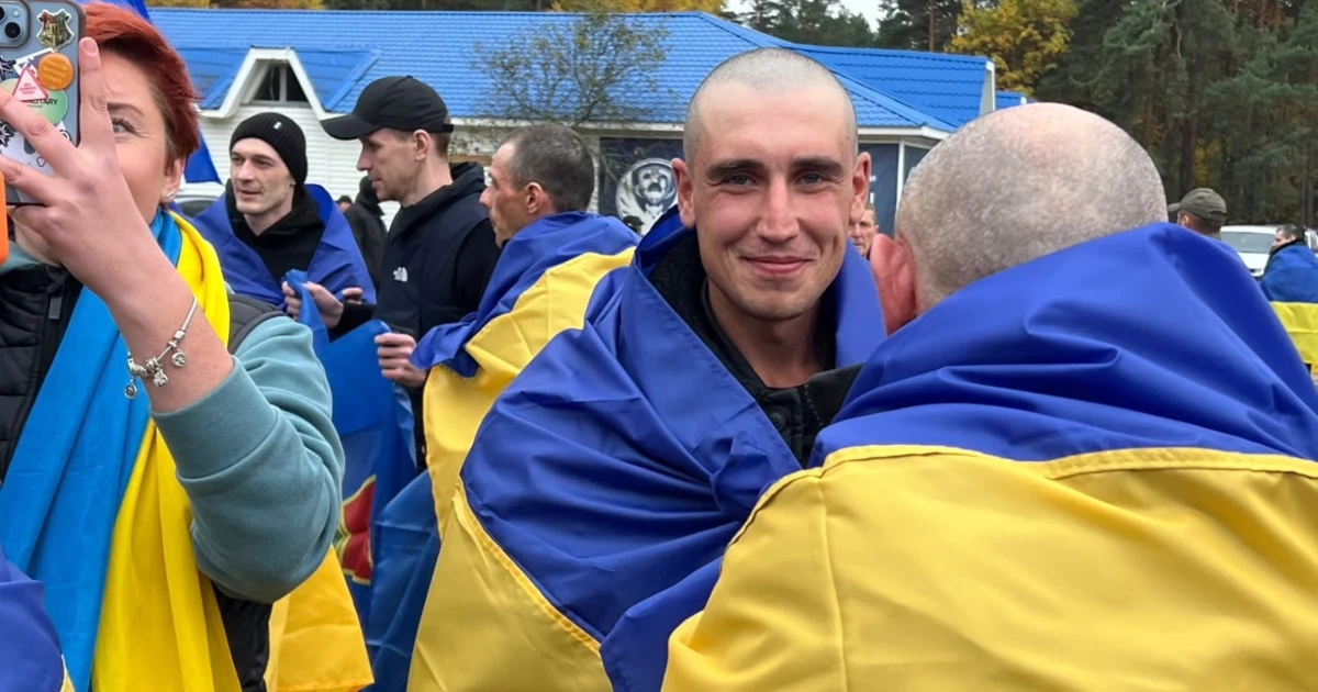 З Маріуполя повернули жінку з дитиною, а з полону — захисників, що пережили теракт в Оленівці