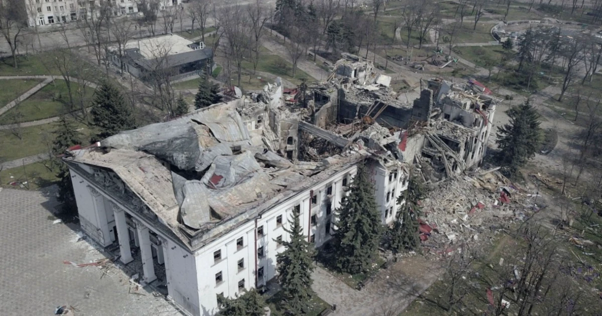 РФ зняла фільм, щоб переписати історію Маріупольського драмтеатру. Що приховує російська версія