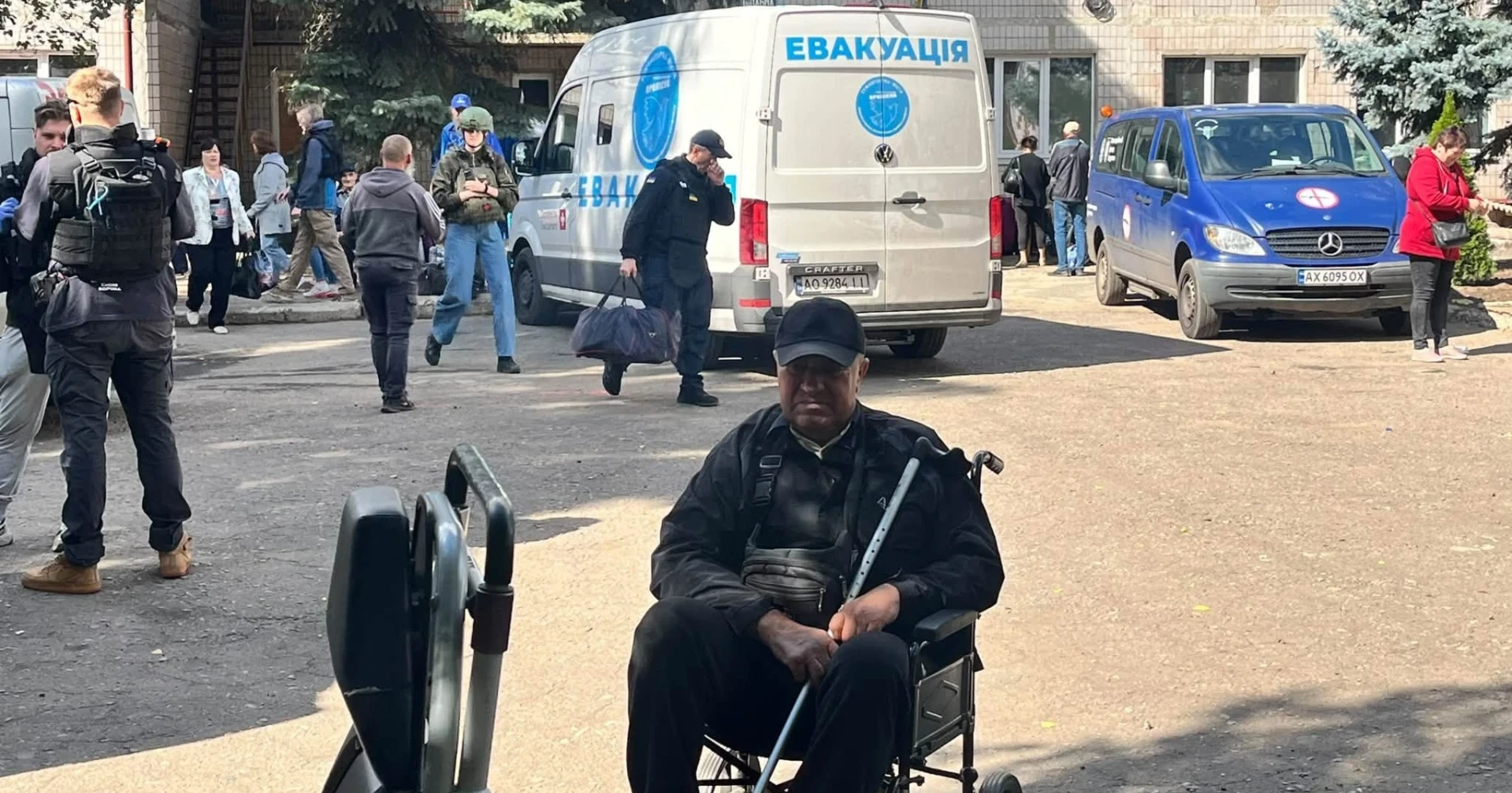 З дев’ятого поверху спускаємо на руках. Як евакуюють людей з Донеччини і чи більшає охочих виїхати