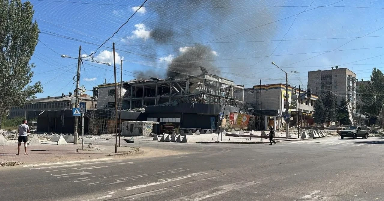 Армія РФ скинула 9 авіабомб на Краматорськ. Під удар потрапив торговий центр, є поранені