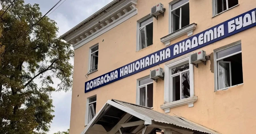 Російські удари по Краматорську зруйнували управління соцзахисту. Постраждали троє людей