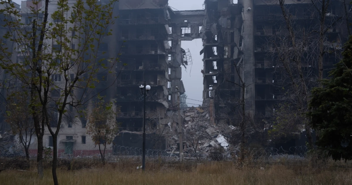Порожні вулиці й зруйновані будинки. Військові показали Дружківку після російських атак