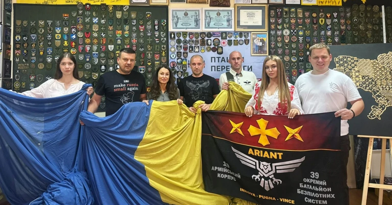 Пошкоджений прапор із Краматорська допоможе зібрати гроші на дрони для військових. Як саме?