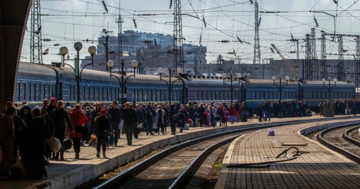 "Укрзалізниця" повертатиме кошти за квитки через затримку потягів: кому і як